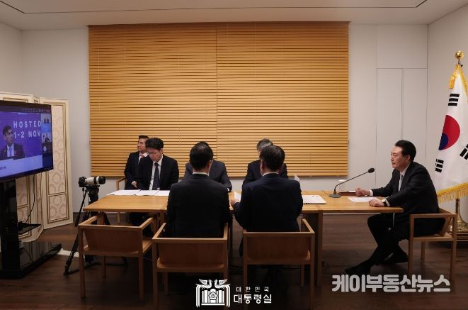 11월 2일 윤석열 대통령은 영국에서 열리는 제1차 인공지능(AI) 안전성 정상회의에 화상으로 참석했다.