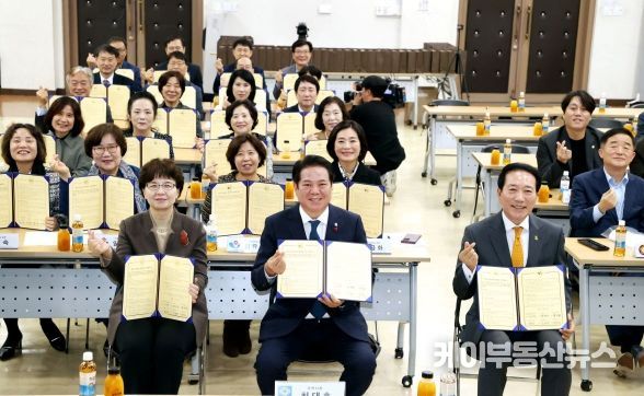 안양시는 6일 안양과천교육지원청, 안양시체육회, 관내 54개교와 학교시설 개방 활성화를 위한 업무협약을 체결했다.(첫번째 줄 왼쪽부터 고아영 안양과천교육지원청 교육장, 최대호 안양시장, 박귀종 안양시체육회장)