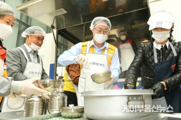 정명근 화성시장, 연예인 봉사단과 곰탕 나눔 행사 진행