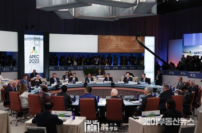 11월 17일 윤석열 대통령은 APEC 세션 2 리트리트에 참석했다.