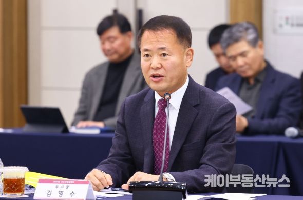 김영수 의왕시 부시장이 20일 시청 대회의실에서 김학기 의왕시의회 의장 및 시·도의원이 참석한 가운데 '2024년도 주요사업 설명회'를 주재하고 있다. 