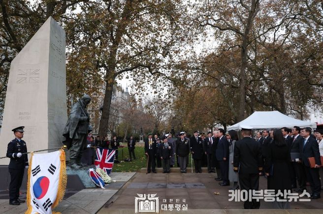 11월 21일 윤석열 대통령 부부는 한국전 참전 기념비에 헌화했다.