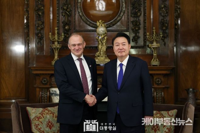 11월 21일 윤석열 대통령은 에드워드 데이비 자유민주당 당수를 접견했다.
