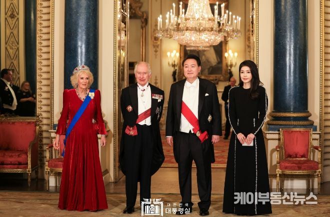 11월 21일 윤석열 대통령 부부는 찰스 3세 국왕이 주최한 국빈 만찬에 참석했다.
