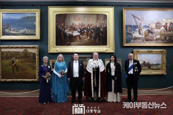 11월 22일 윤석열 대통령 부부는 런던 금융특구 길드홀에서 열린 런던금융특구 시장 주최 만찬에 참석했다.
