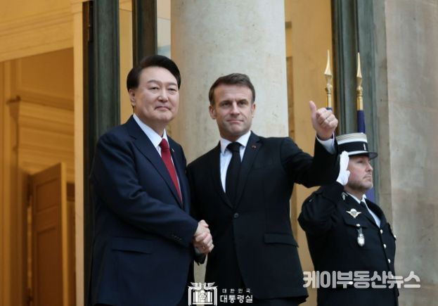 11월 24일 윤석열 대통령은 엘리제궁에서 에마뉘엘 마크롱 프랑스 대통령과 조찬 겸 정상회담을 가졌다.