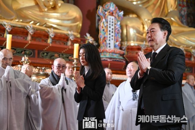 12월 2일 윤석열 대통령 부부는 서울 종로구 조계사에 마련된 대한불교 조계종 전 총무원장 자승스님의 분향소를 찾아 조문했다.
