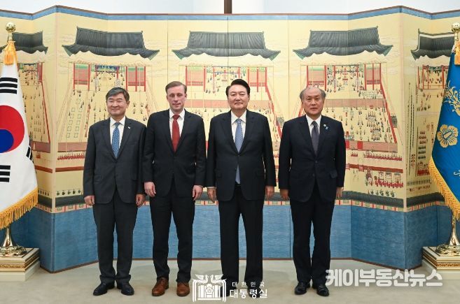 12월 8일 윤석열 대통령은 미국 국가안보보좌관과 일본 국가안전보장국장을 관저로 초청하여 만찬을 가졌다.