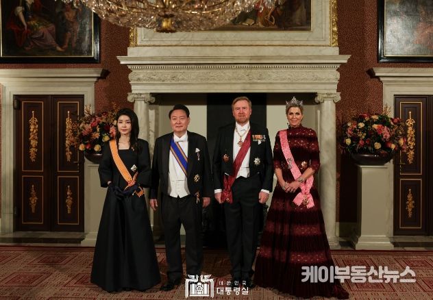 12월 12일 윤석열 대통령 부부는 빌렘-알렉산더 국왕이 암스테르담 왕궁에서 주최한 국빈 만찬에 참석했다.