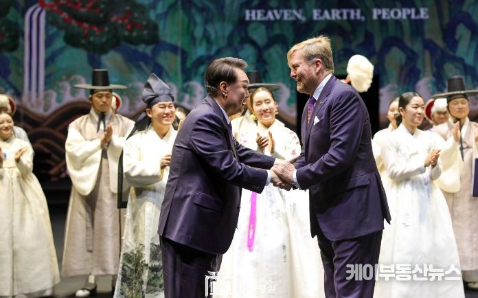 12월 13일 윤석열 대통령 부부는 네덜란드 암스테르담 AFAS Live에서 열린 ‘네덜란드 순방 답례 문화행사’에 네덜란드 빌렘-알렉산더 국왕 부부와 함께 참석했다.