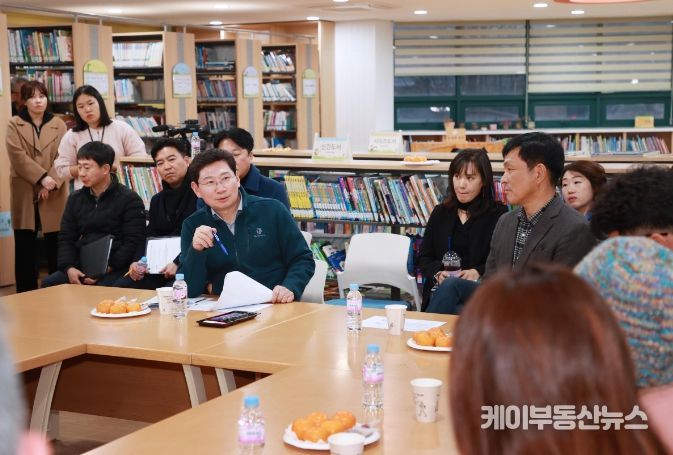이상일 용인특례시장이 지난 14일 용천초등학교를 방문해 학부모와 지역주민과의 간담회를 열고 학교시설 개방과 교육 환경 개선 등에 대해 의견을 나누고 있다.