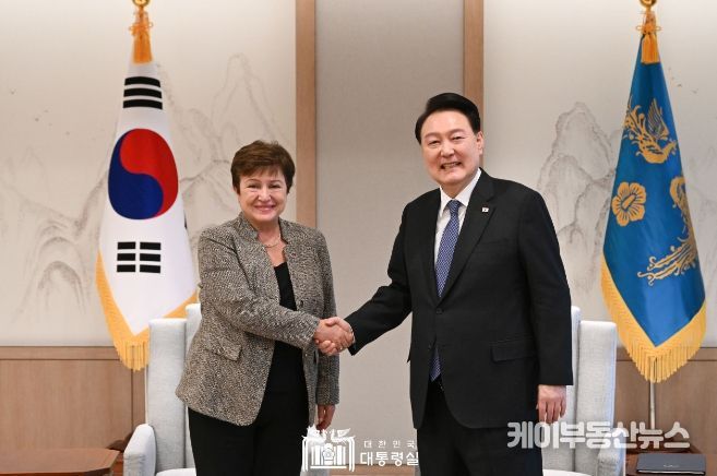 12월 15일 윤석열 대통령은 게오르기에바 IMF 총재를 접견했다.