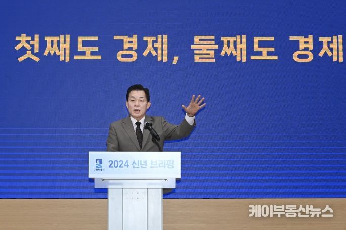 이재준 수원시장이 브리핑을 하고 있다.