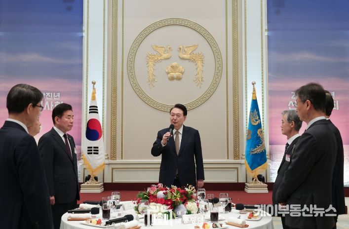 1월 3일 윤석열 대통령은 청와대 영빈관에서 5부 요인 및 국가 주요 인사들이 함께한 ‘2024년 신년인사회’에 참석했다.