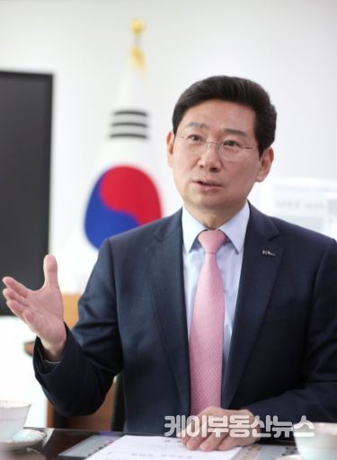 이상일 용인특례시장이 경기도의 지방산업단지 심의 권한을 특례시에 이양해야 한다는 서한문을 박상우 국토교통부 장관에게 전달했다.