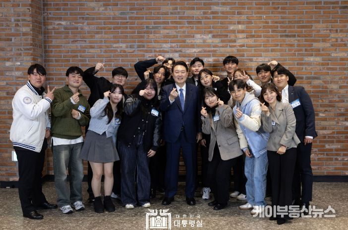 1월 19일 윤석열 대통령은 강릉 소재 카페에서 강원지역에 거주하는 15명의 대학생들을 격려하고 소통하는 소중한 시간을 가졌다.