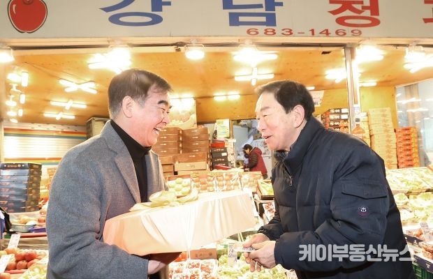전통시장 찾은 경기도의회 염종현 의장, 민생 현장 고충 청취