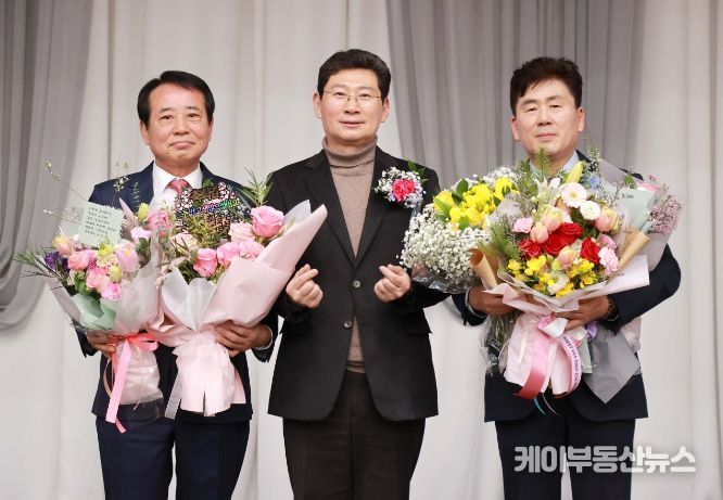 이상일 용인특례시장(가운데)이 7일 제8,9대 통리장연합회장 이취임식에서 이인열(좌) 전임회장과 이재혁(우) 신임회장과 함께 기념촬영을 하고 있다.