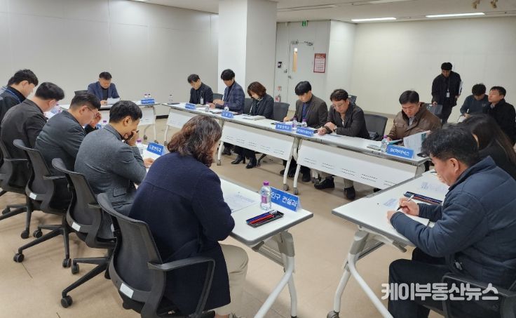 용인특례시 관계자와 SK하이닉스 관계자들이 지난 15일 용인 반도체클러스터 FAB 착공 대비 TF 첫 회의를 개최하고 있다