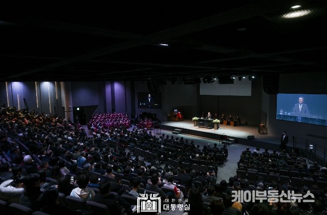 2월 25일 윤석열 대통령은 수원시 원천침례교회에서 열린 3·1운동 제105주년 기념 예배에 참석해 국가와 국민을 위해 기도하고 예배를 드렸다.