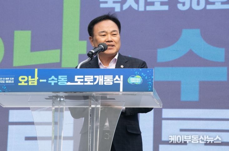 김종배 경기도의회 건설교통위원회 위원장이 남양주 오남~수동 국지도 개통식에서 인사말을 하고 있다.
