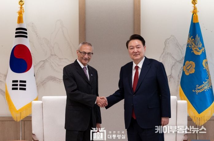 3월 12일 윤석열 대통령은 포데스타 美 대통령 국제기후정책 선임고문을 접견했다.