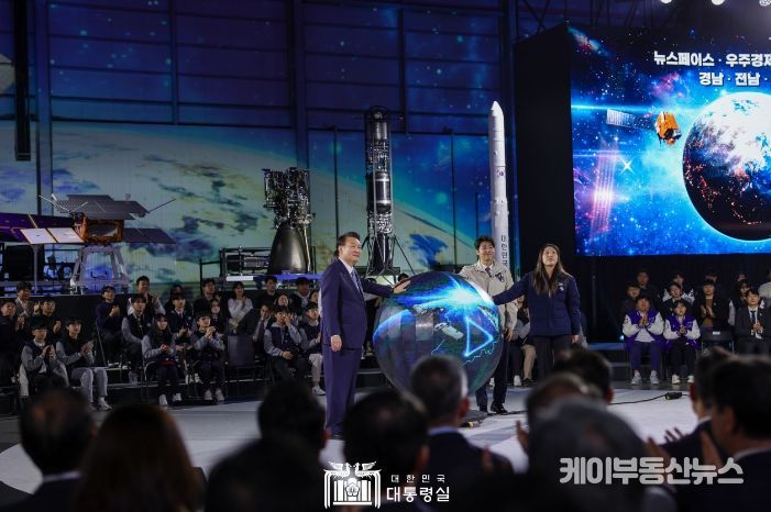 3월 13일 윤석열 대통령은 경남 사천 한국항공우주산업(KAI)에서 개최된 대한민국 우주산업 클러스터 출범행사에 참석했다.