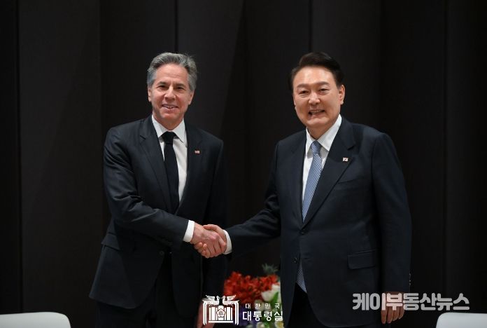 3월 18일 윤석열 대통령은 제3차 민주주의 정상회의 장관급 회의 참석차 방한 중인 「안토니 블링컨(Antony J. Blinken)」 미국 국무장관을 접견했다.