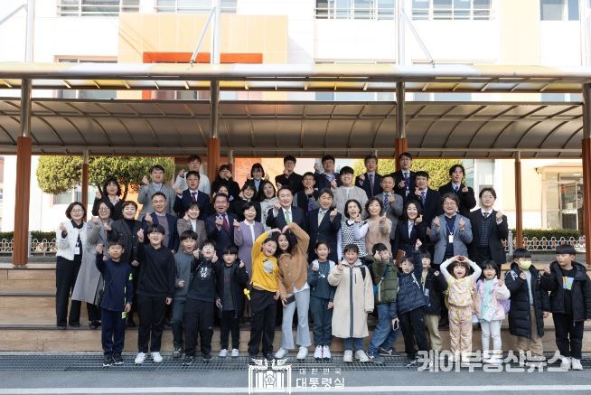 3월 21일 윤석열 대통령은 강원 원주시 명륜초등학교를 방문해 늘봄학교 프로그램을 참관하고 관계자들과 간담회를 했다.
