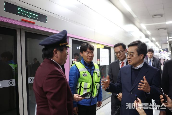 29일 오후 김동연 경기도지사가 GTX A노선 동탄역 종합상황센터를 방문해 현황 청취를 하고 있다.