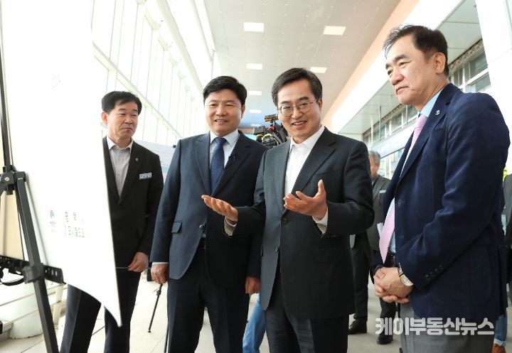 김동연 경기도지사는 1일 오후 GTX A·C노선 연장과 관련해 평택지제역을 정장선 평택시장 등 관계자와 함께 방문해 주요시설을 확인했다.