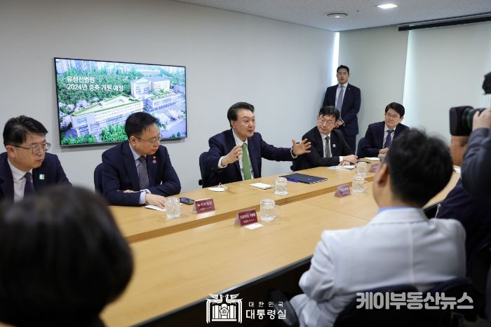 4월 1일 윤석열 대통령은 대전지역 2차 병원인 유성선병원을 방문해 의료진을 격려하고, 이어서 마련된 간담회에서 대통령은 지역 2차 병원이 겪고 있는 어려움과 정부에 대한 건의 사항을 청취했다.