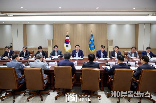 4월 14일 윤석열 대통령은 용산 대통령실에서 「중동 사태에 따른 긴급 경제·안보 회의」를 주재했다.