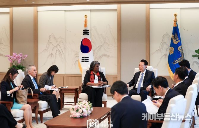 4월 15일 윤석열 대통령은 방한 중인 「린다 토마스-그린필드(Linda Thomas-Greenfield)」 주유엔 미국대사를 접견하고, 유엔 안보리 이사국 활동, 한미 동맹, 북한 문제 등에 대해 의견을 교환했다.