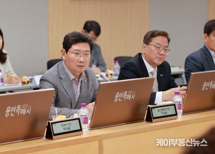 이상일 용인특례시장이 15일 용인시의회 의장단과의 소통회의에서 인사말을 하고 있다