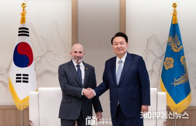 4월 18일 윤석열 대통령은 「에반 그린버그(Evan Greenberg)」 미한 재계회의 위원장을 접견했다.