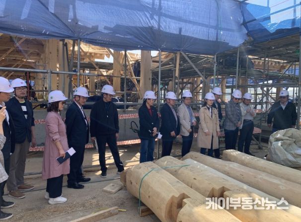 결산 검사 위원들이 현장 점검을 하고 있다.