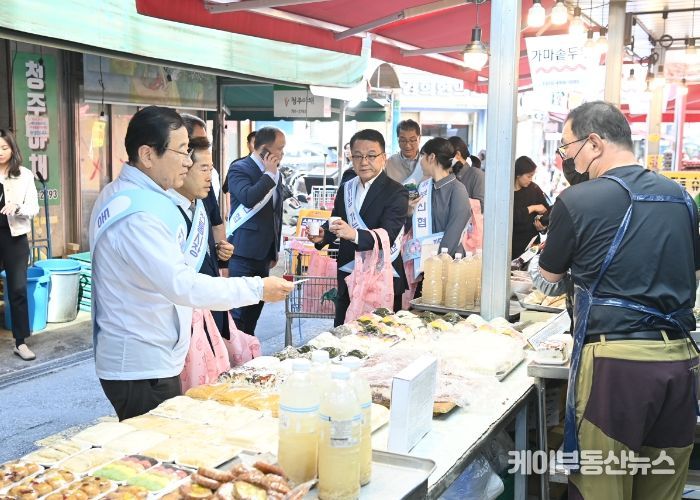 22일 이현재하남시장이 동부신협 윤충식 이사장 및 임원들과 함께 신장·덕풍 전통시장과 석바대 상점가를 방문해 ‘4월 전통시장 가는 날’ 장보기 행사를 진행하고 있다