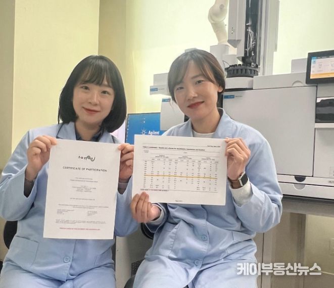 용인특례시 농업기술센터 관계자들이 영국 식품환경연구청의 잔류농약 분석 평가지를 들고 기념촬영을 하고 있다