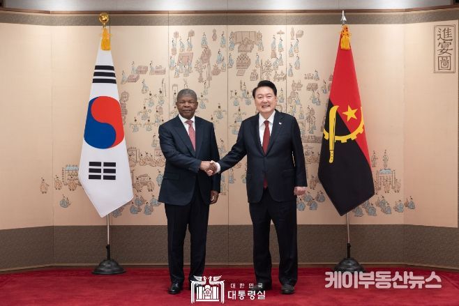 4월 30일 윤석열 대통령은 용산 대통령실에서 주앙 로렌쑤 앙골라 대통령과 기념촬영을 했다.