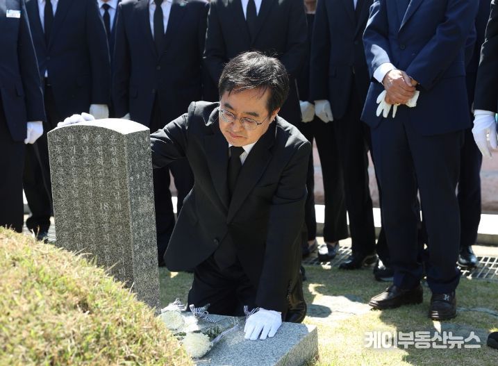 김동연 경기도지사가 3일 오전 광주광역시 북구 운정동 국립5·18민주묘지에서 경기도민 민주유공자들을 참배하고 있다.