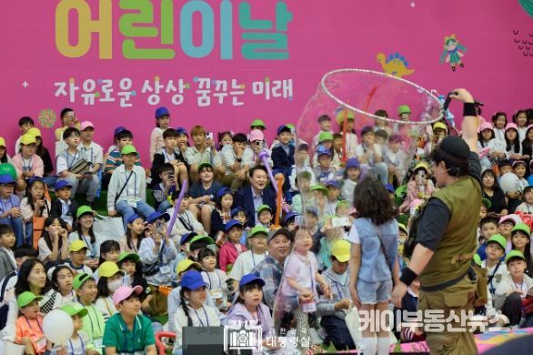 5월 5일 윤석열 대통령은 제102회 어린이날 초청 행사을 맞아 전국 각지의 어린이들과 가족들을 청와대로 초청해 미래의 주역인 어린이들을 격려하고 즐거운 추억을 선사했다.