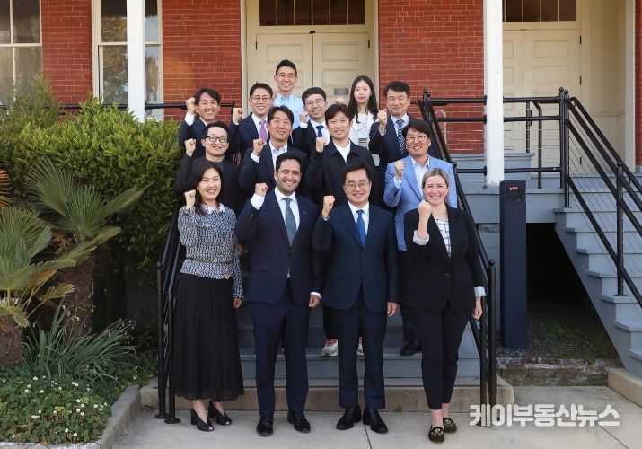 김동연 경기도지사를 비롯한 경기도 대표단이 미국 캘리포니아주 현지시각 8일 오후 실리콘밸리 유니콘기업 비즈에이아이(Viz.ai)의 크리스 만시(Chris Mansi) 설립자 겸 최고경영자(Founder&CEO) 등과 기념촬영을 하고 있다.