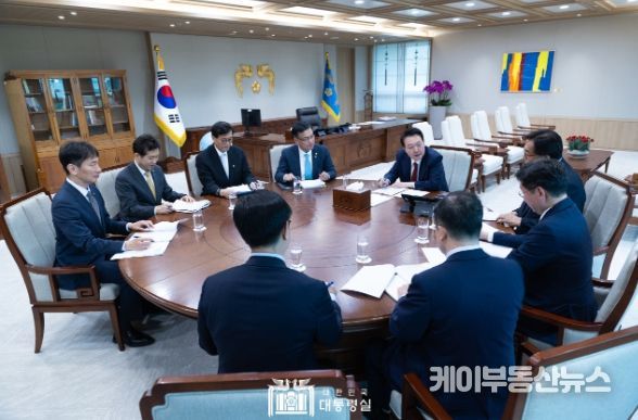 5월 9일 윤석열 대통령은 용산 대통령실에서 「제1차 경제이슈점검회의」를 개최하여 부동산 PF, 기업 밸류업, 공매도 등 경제·금융 현안을 점검하고 대응 방향을 논의했다.