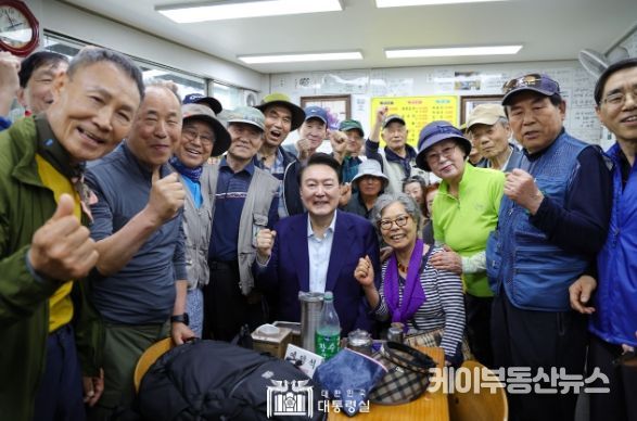 5월 10일 윤석열 대통령은 서울 서대문구의 대표적 전통시장인 독립문 영천시장을 찾아 정육점, 생선, 채소, 과일 점포 등을 방문해 직접 가격을 묻고 장을 보며 장바구니 물가를 점검했다.