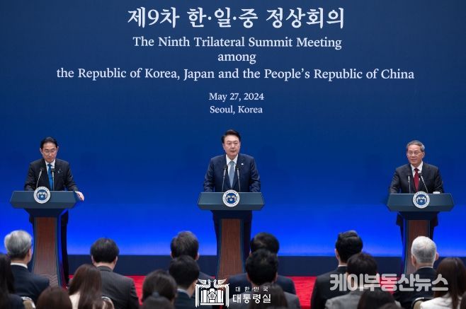 5월 27일 윤석열 대통령은 기시다 후미오 일본 총리, 리창 중국 총리와 한·일·중 공동기자회견을 가졌다.