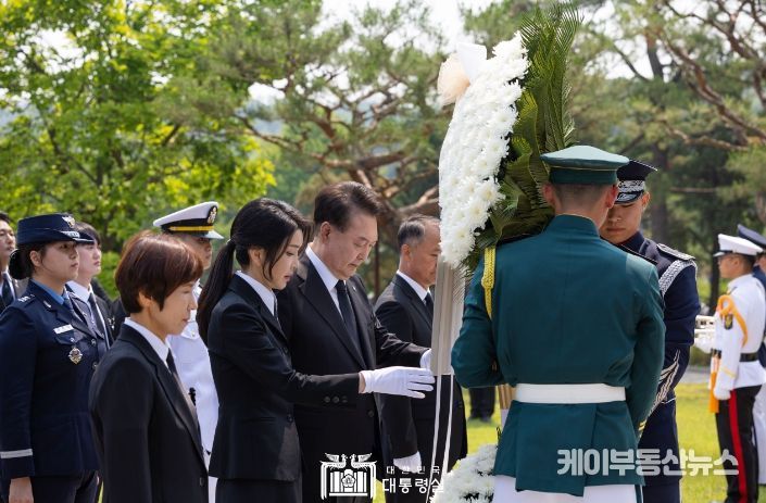 6월 6일 윤석열 대통령 부부는 제69회 현충일 추념식에 참석했다.