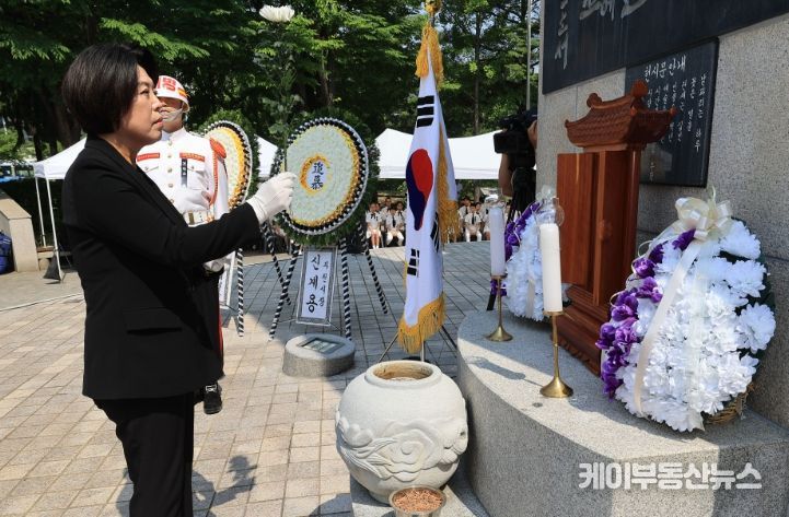 신계용 과천시장이 제69회 현충일 추념식에서 헌화를 하고 있다