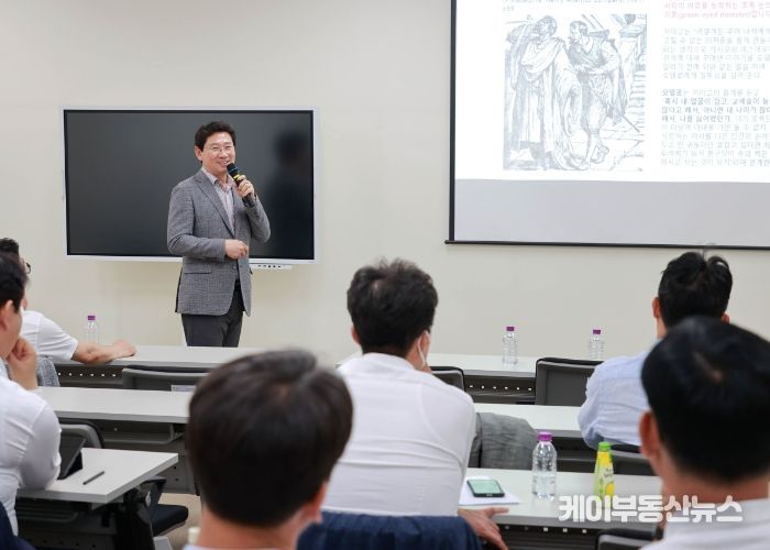 이상일 용인특례시장이 12일 유니스트 반도체최고위과정 원우생을 대상으로 특강을 진행했다