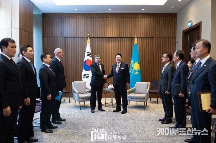 6월 13일 윤석열 대통령은 카자흐스탄 올자스 백테노프 총리를 접견해 양국 간 협력 확대를 위한 폭넓은 의견을 교환했다.
